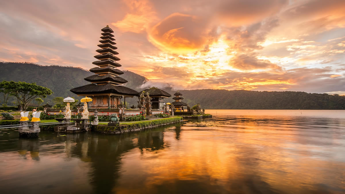 Exploring Indonesia: Origin, Tourist Attractions, Jobs, Food, Living Accommodations, and Living Standards